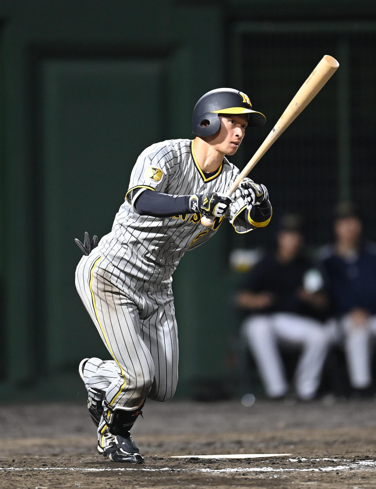 中日対阪神　7回表阪神2死、右翼線二塁打を放つ近本（撮影・森本幸一）