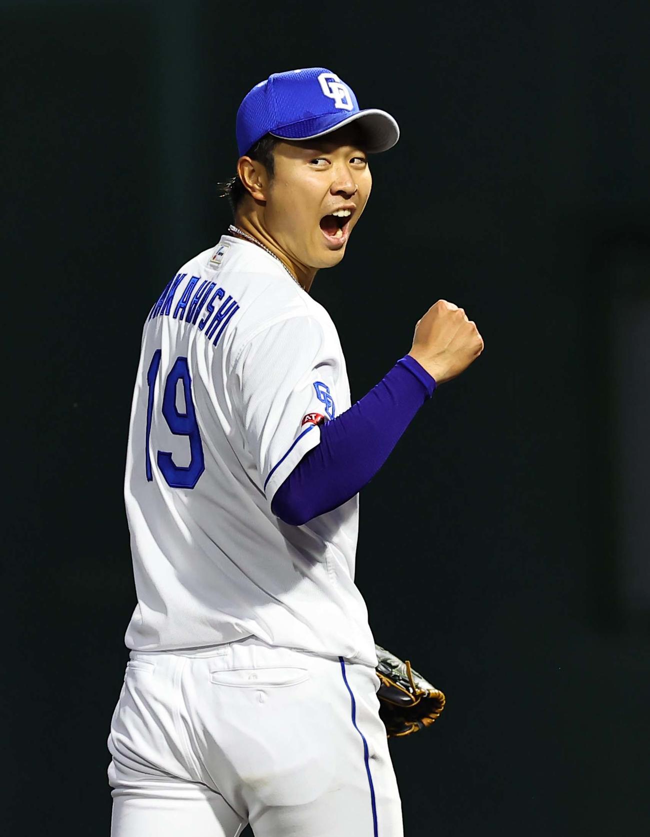 阪神対中日　4回表阪神2死一、三塁、坂本を三ゴロに打ち取った高橋宏は雄たけびあげながらガッツポーズをする（撮影・上田博志）