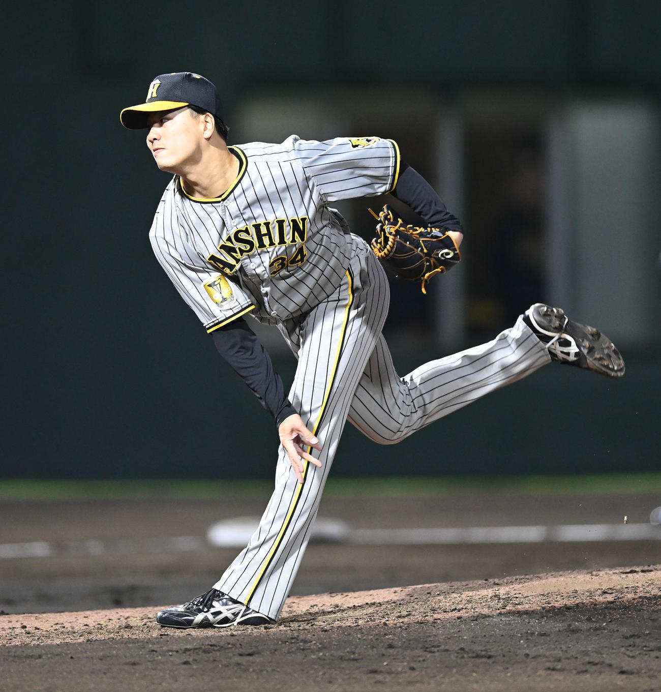 中日対阪神　8回裏中日1死一、二塁、阪神2番手で登板する漆原（撮影・森本幸一）