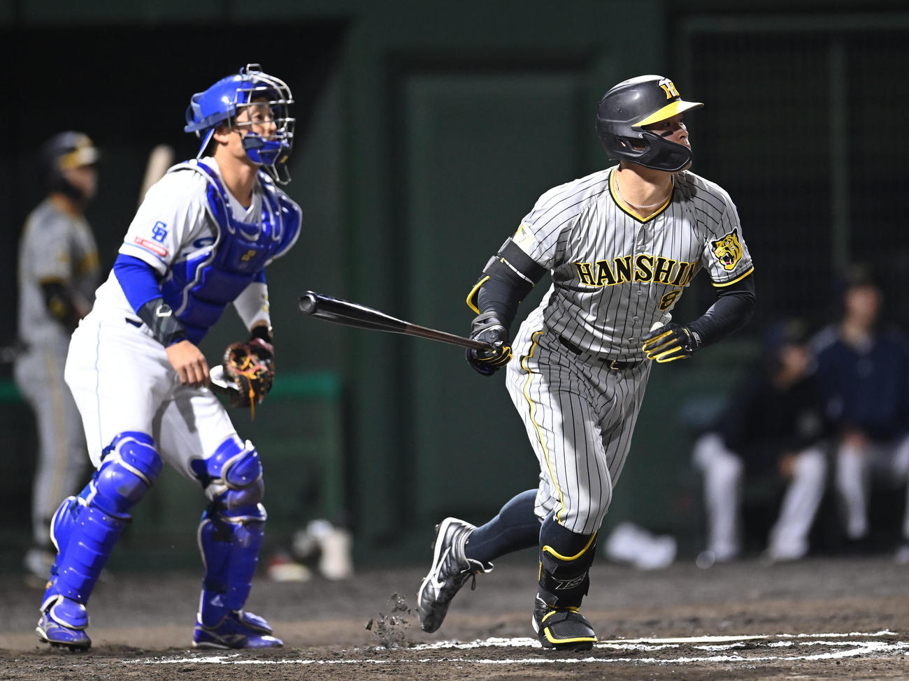 中日対阪神　6回表阪神1死一塁、右中間へ二塁打を放つ佐藤輝（右）（撮影・森本幸一）