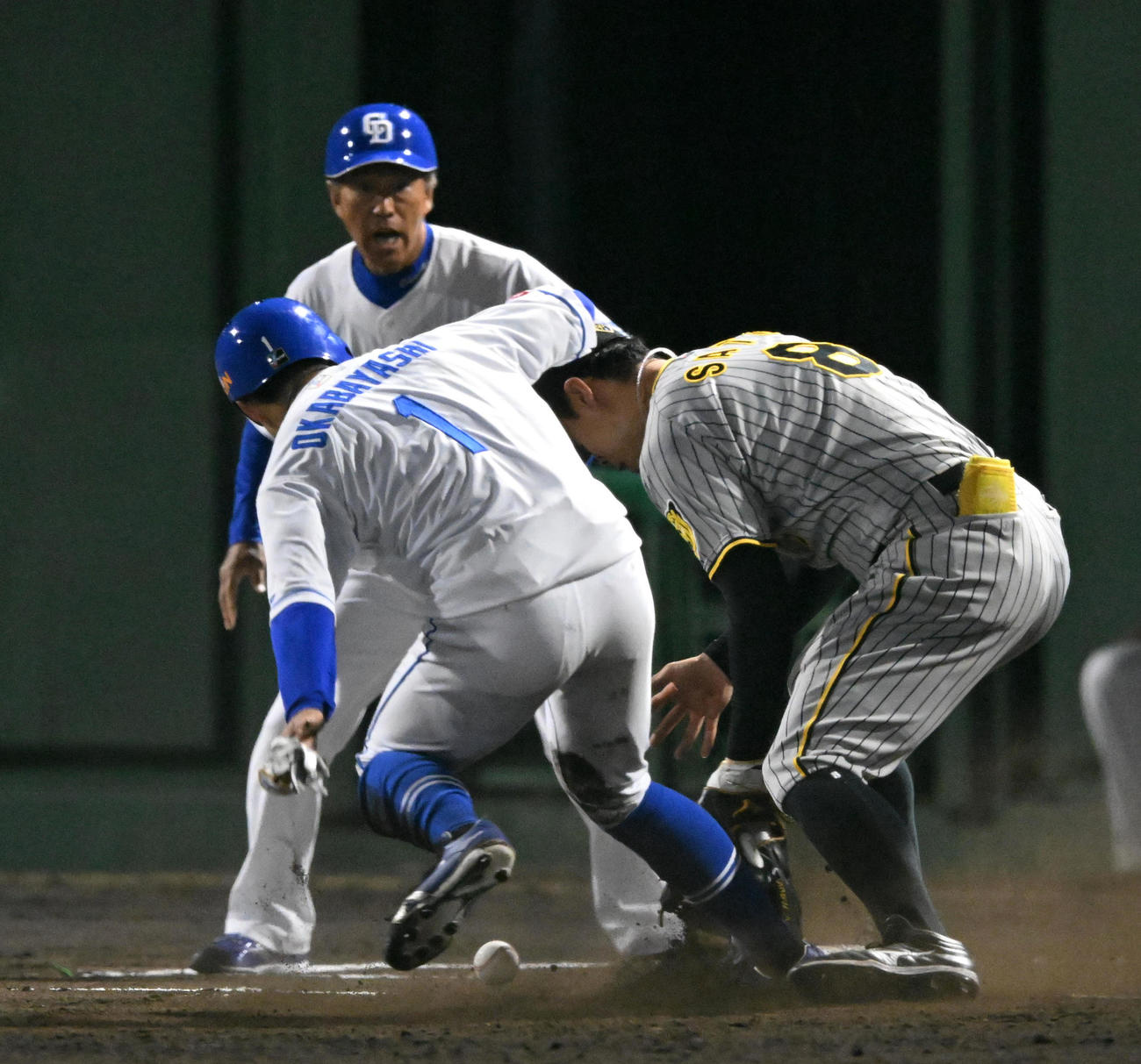 中日対阪神　8回裏中日無死二塁、田中の捕前バントの送球を受けた佐藤輝が落球する。走者岡林（撮影・前岡正明）