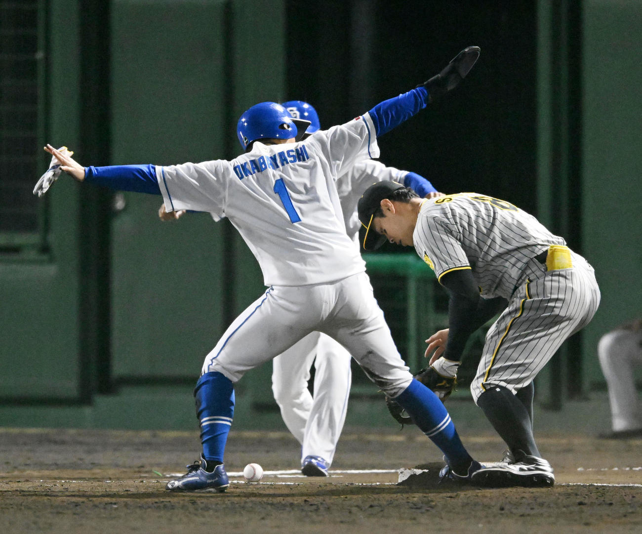中日対阪神　8回裏中日無死二塁、田中の捕前バントの送球を受けた佐藤輝が落球する。走者岡林（撮影・前岡正明）