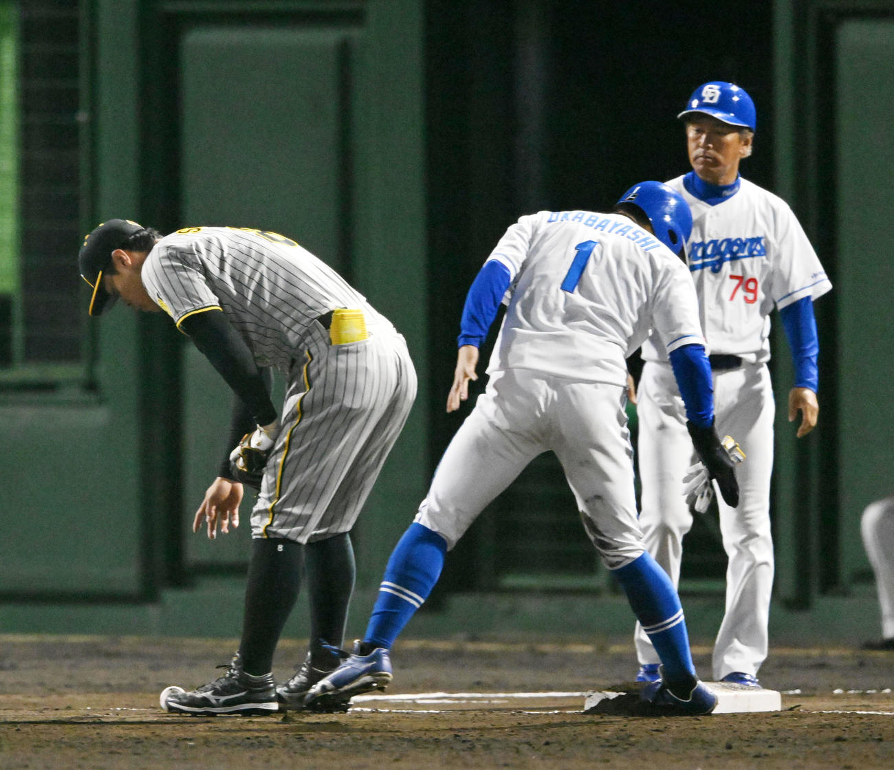 中日対阪神　8回裏中日無死二塁、田中の捕前バントの送球を受けた佐藤輝が落球する。走者岡林（撮影・前岡正明）