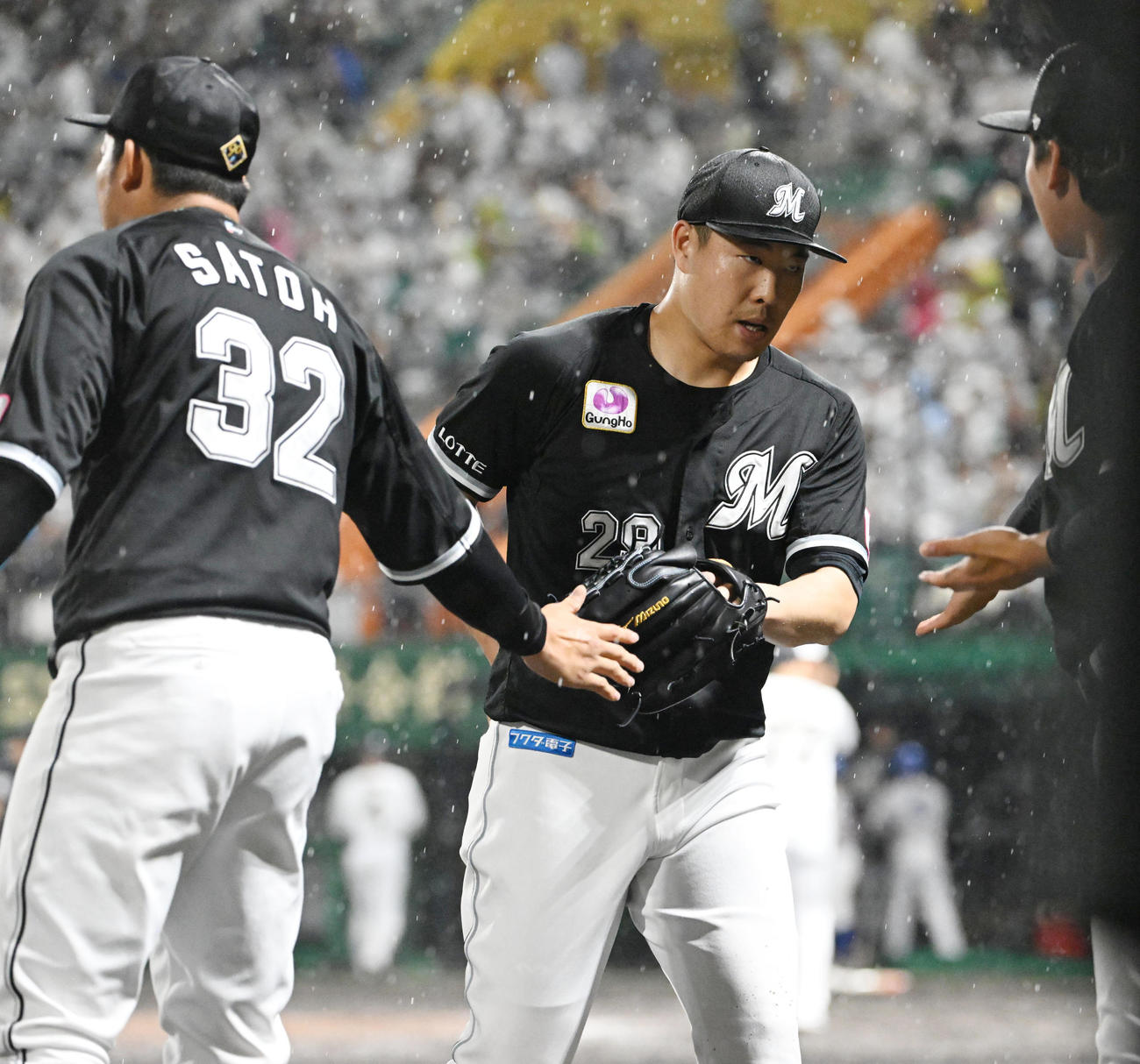 オリックス対ロッテ　5回を1失点でしのぎベンチに戻るロッテ西野（撮影・和賀正仁）