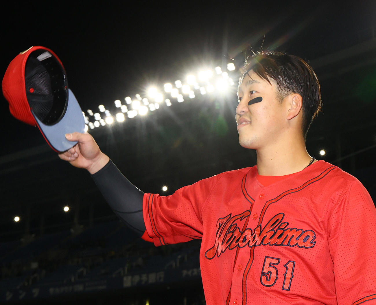 ヤクルト対広島　ヒーローの広島小園はファンの歓声に応える（撮影・上山淳一）