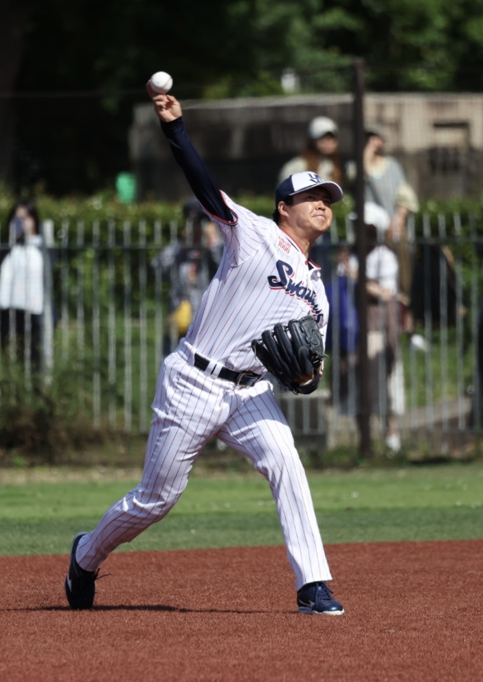 キャッチボールするヤクルト松本健（24年5月10日撮影）