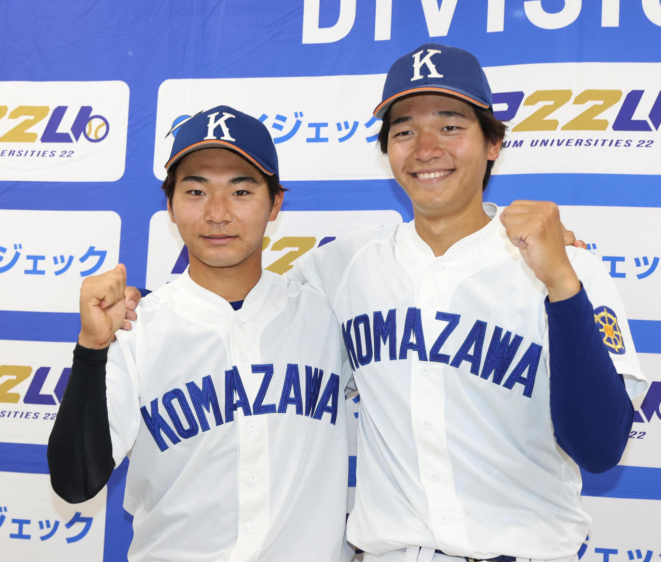 国学院大対駒大　4安打完封勝利した駒大・高井（右）と決勝打の増見はガッツポーズする（撮影・柴田隆二）