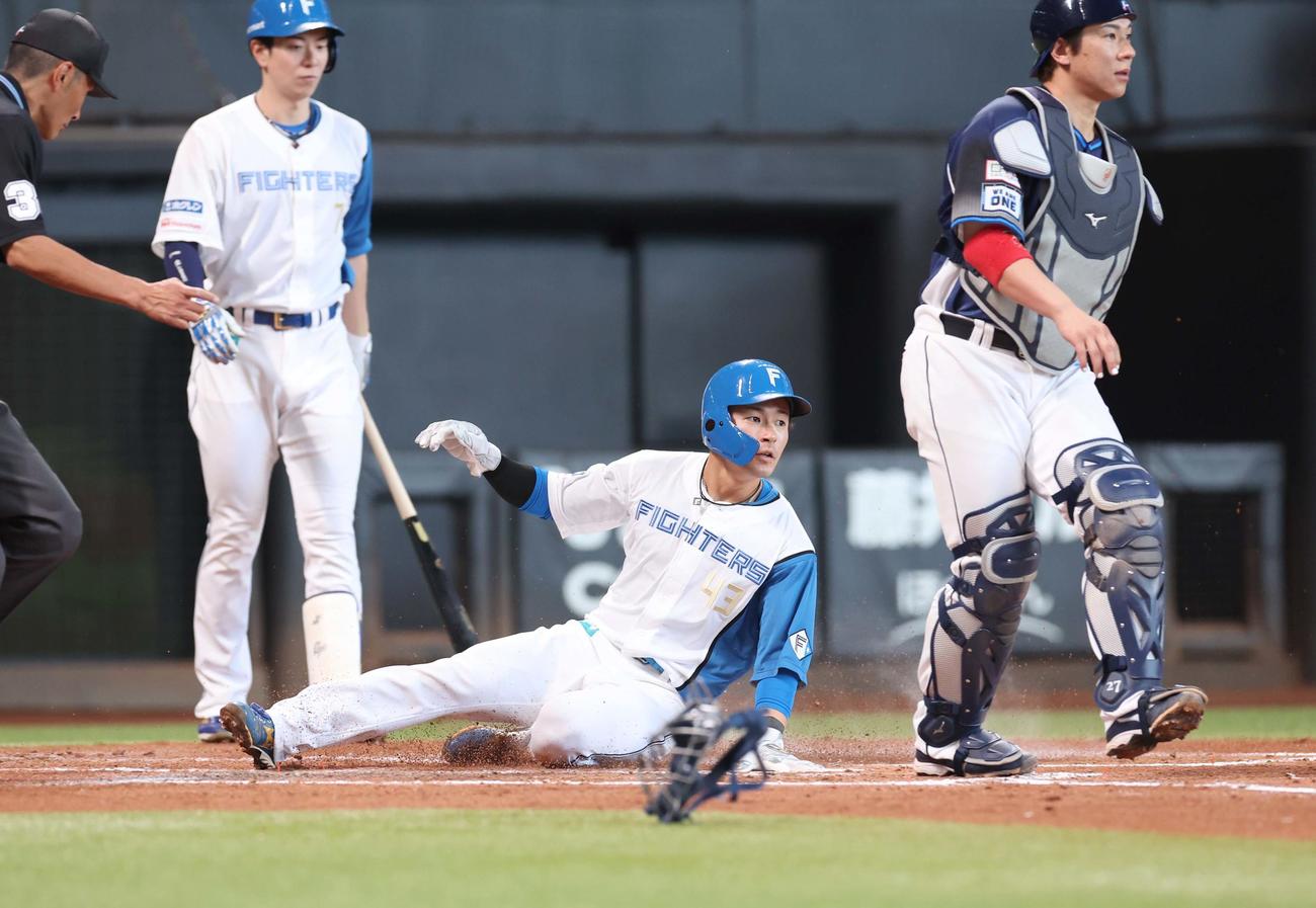 日本ハム対西武　2回裏日本ハム2死一、三塁、一塁走者スティーブンソンが飛び出し挟まれる間に三塁走者水野が生還する（撮影・黒川智章）