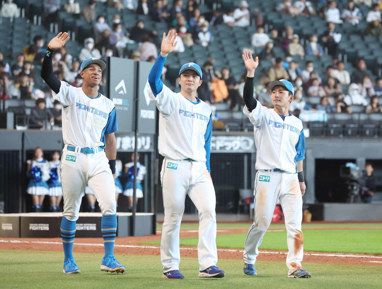 日本ハム対西武　試合後、本塁打を放った左から万波、郡司、水野はスタンドに手を振る（撮影・黒川智章）