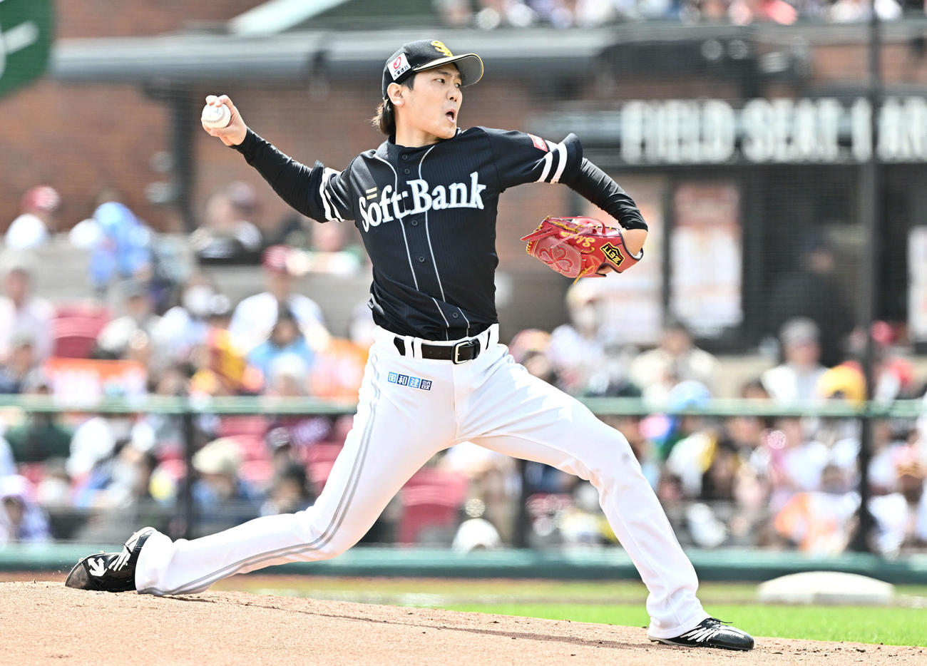 楽天対ソフトバンク　ソフトバンク先発の石川（撮影・滝沢徹郎）