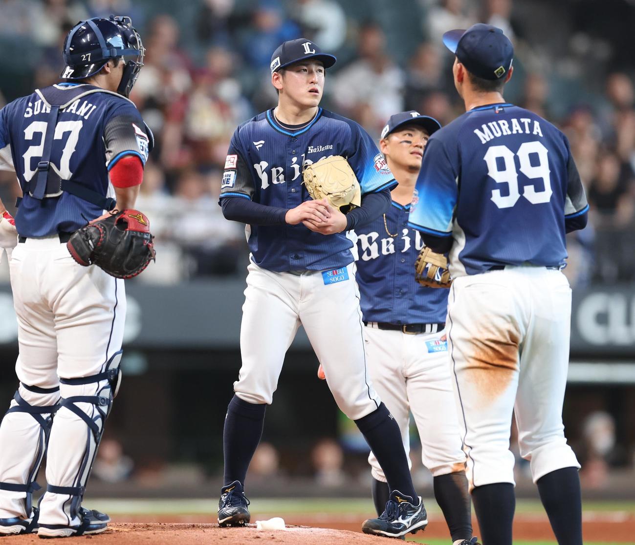 日本ハム対西武　4回裏、途中降板する隅田（撮影・黒川智章）