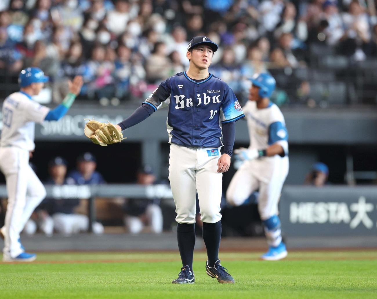 日本ハム対西武　1回裏日本ハム2死二、三塁、万波に右越え3点本塁打を浴びる隅田（撮影・黒川智章）