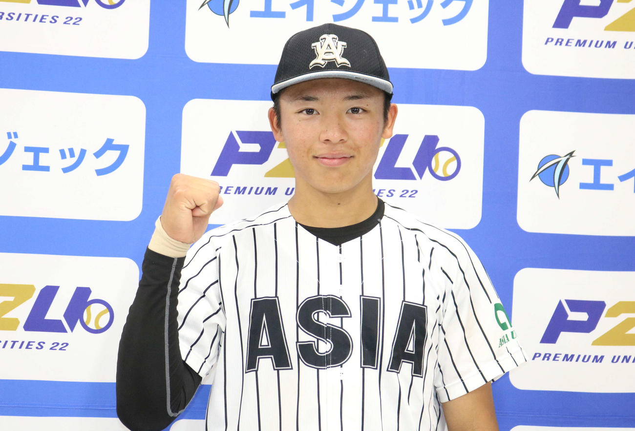 東都大学野球　中大対亜大　笑顔でガッツポーズする亜大・山里（撮影・水谷京裕）