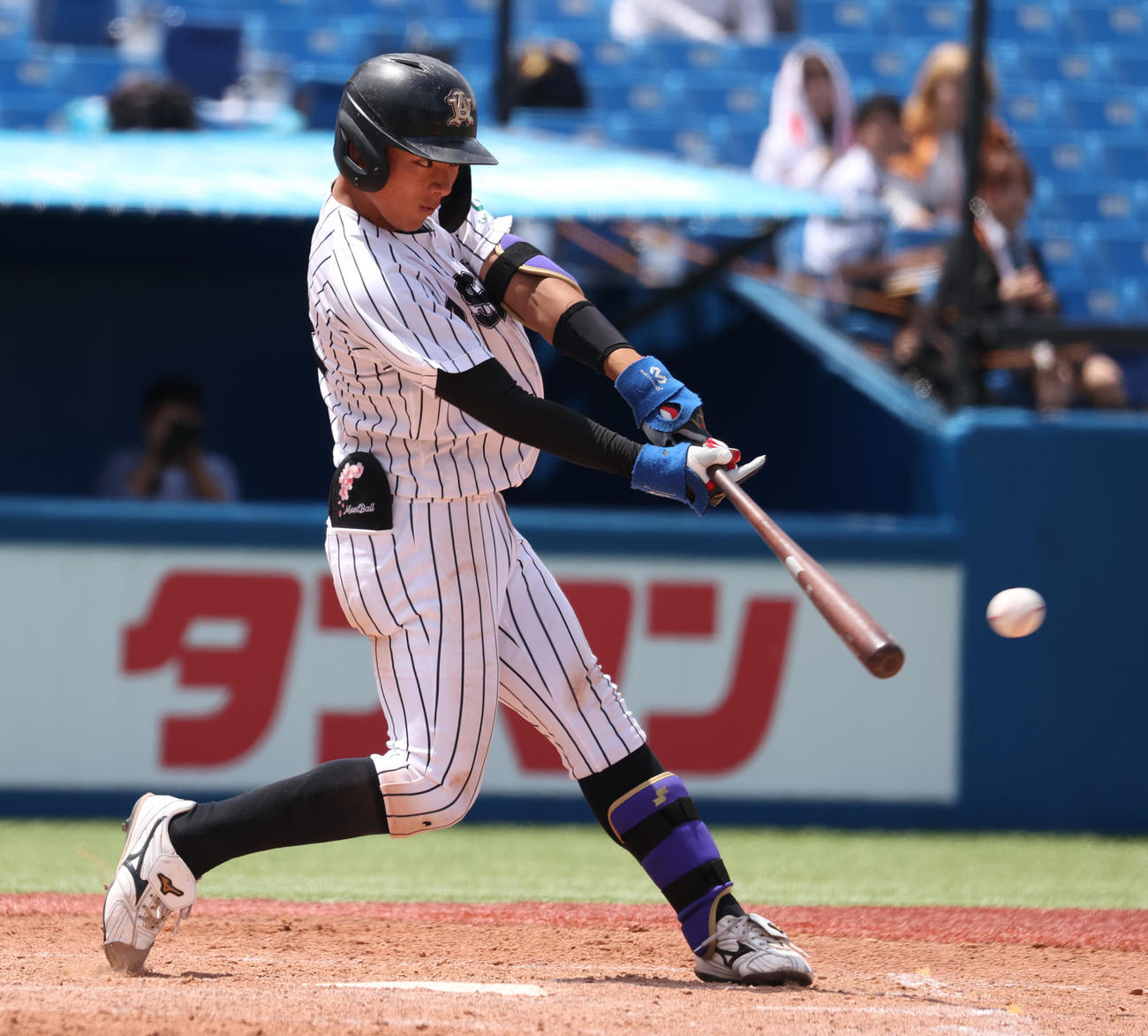 中大対亜大　4回裏亜大1死満塁、山里は左前に適時打を放つ（撮影・柴田隆二）