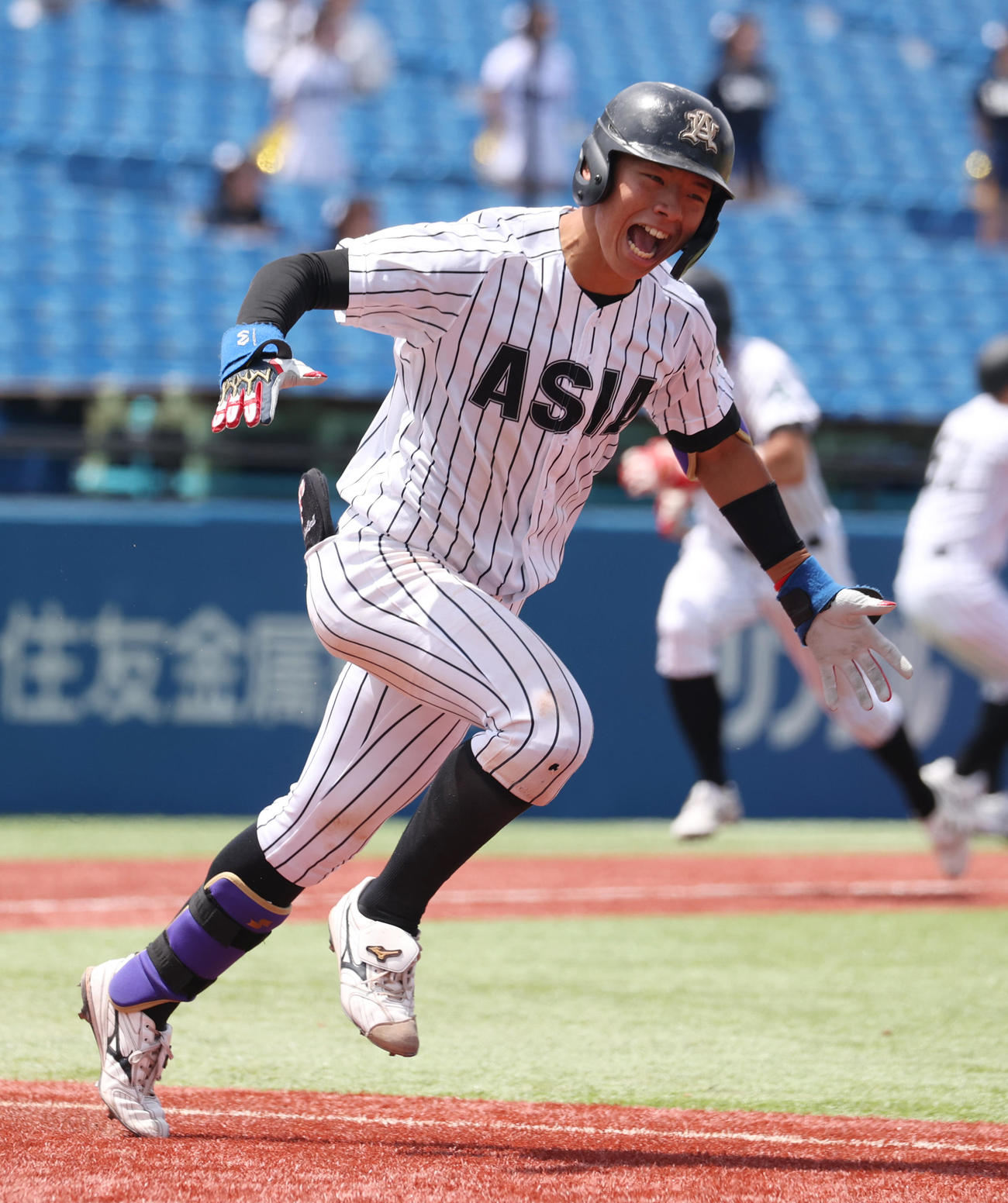 中大対亜大　4回裏亜大1死満塁、山里は左前に適時打を放ちほえる（撮影・柴田隆二）