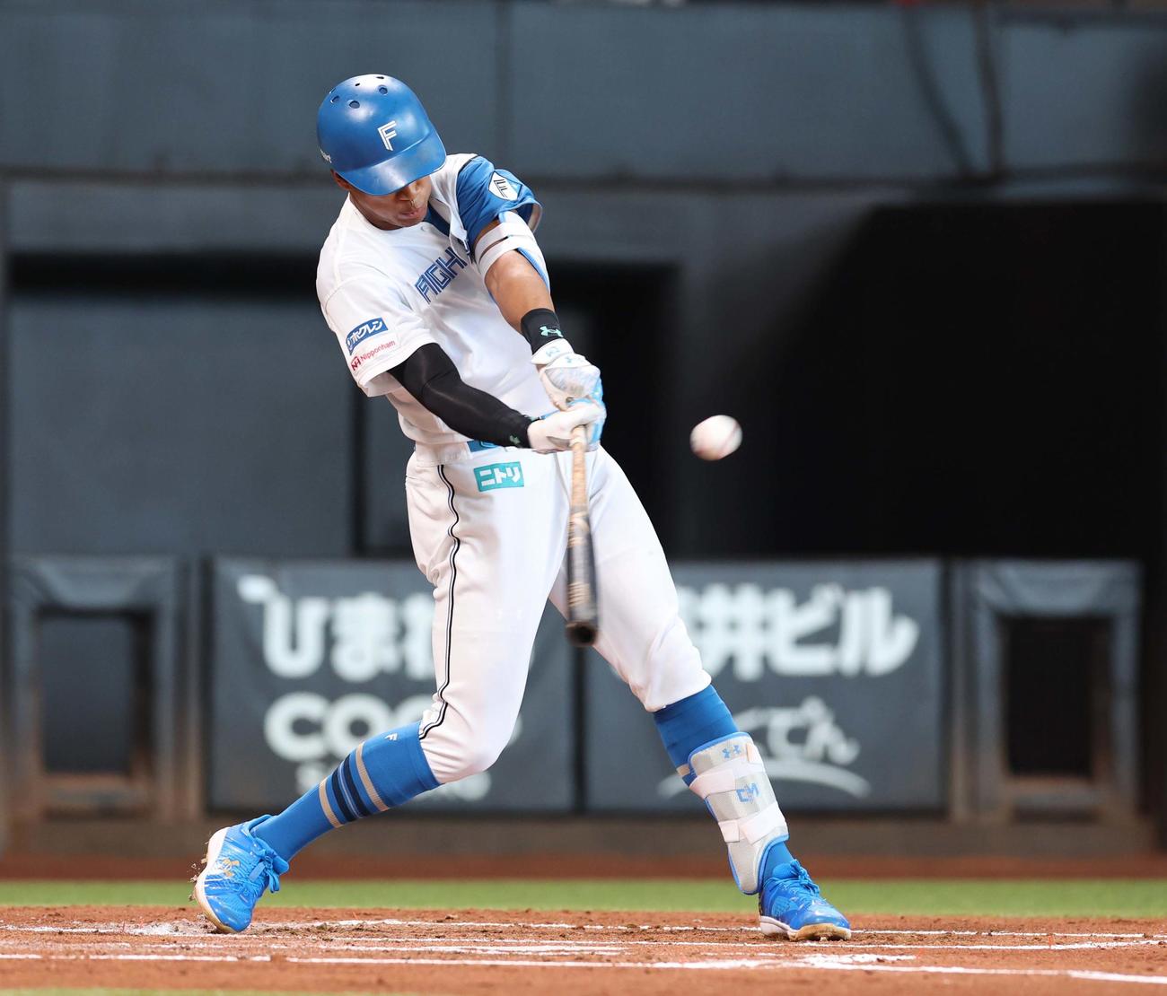 日本ハム対西武　1回裏日本ハム2死二、三塁、右越え3点本塁打を放つ万波（撮影・黒川智章）