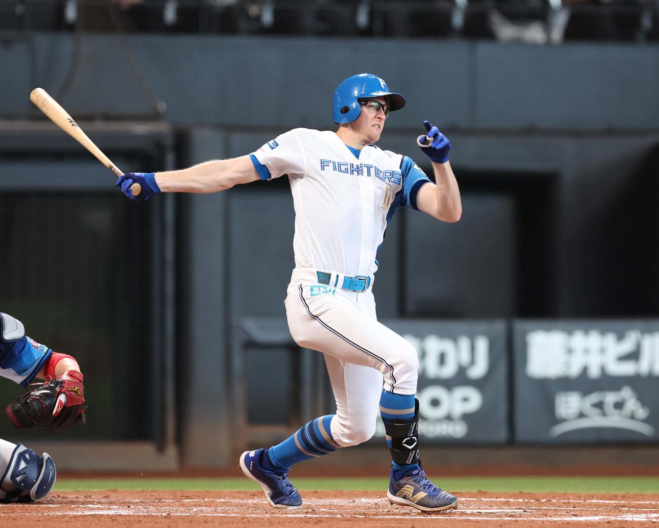 日本ハム対西武　2回裏日本ハム2死一塁、右前打を放つスティーブンソン（撮影・黒川智章）