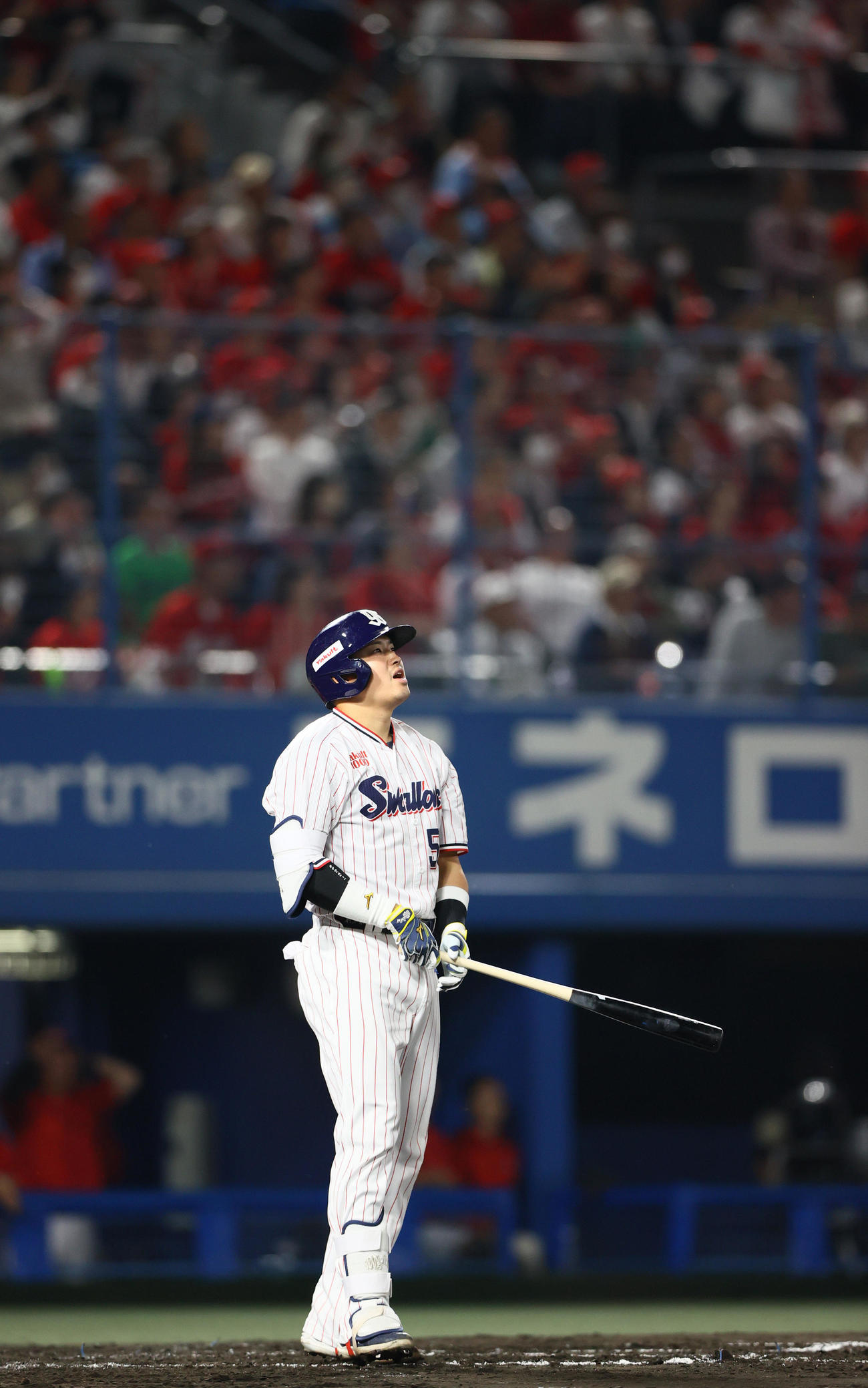 ヤクルト対広島　8回裏ヤクルト2死、村上は右越えソロ本塁打を放つ（撮影・上山淳一）