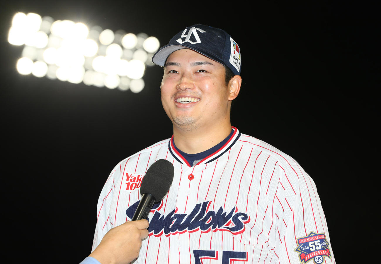 ヤクルト対広島　ヤクルト村上は史上最年少通算200本塁打を達成し笑顔を見せる（撮影・上山淳一）