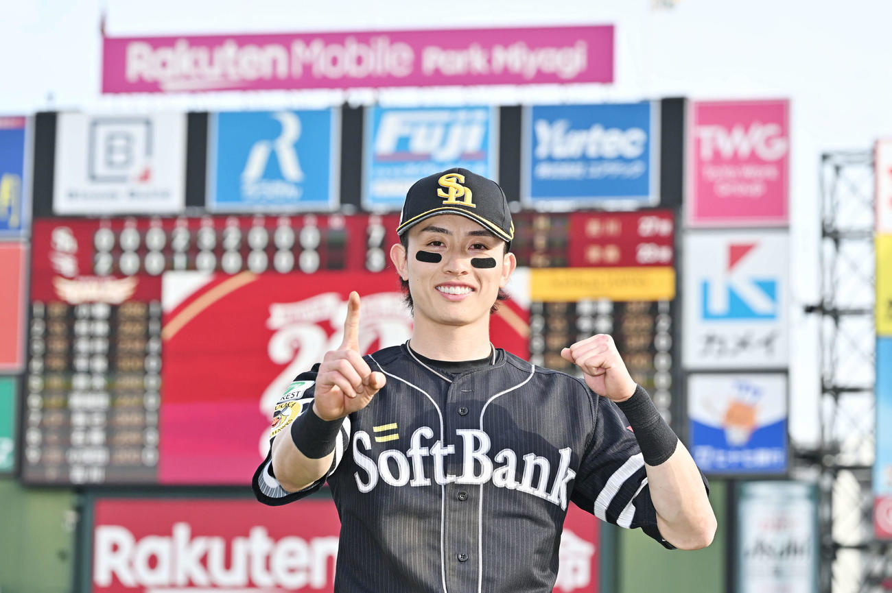 楽天対ソフトバンク　ヒーローインタビューを終え、今季1号本塁打を放ったソフトバンク周東は「1」のポーズで記念撮影する（撮影・滝沢徹郎）