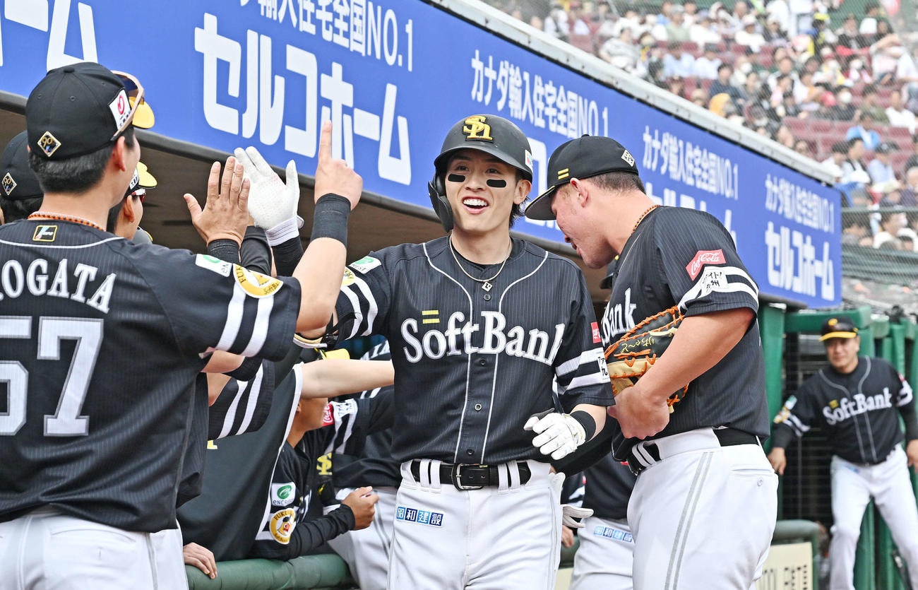 楽天対ソフトバンク　6回表ソフトバンク2死一塁、2点本塁打を放った周東（中央）は生還しチームメートとタッチをかわす（撮影・滝沢徹郎）
