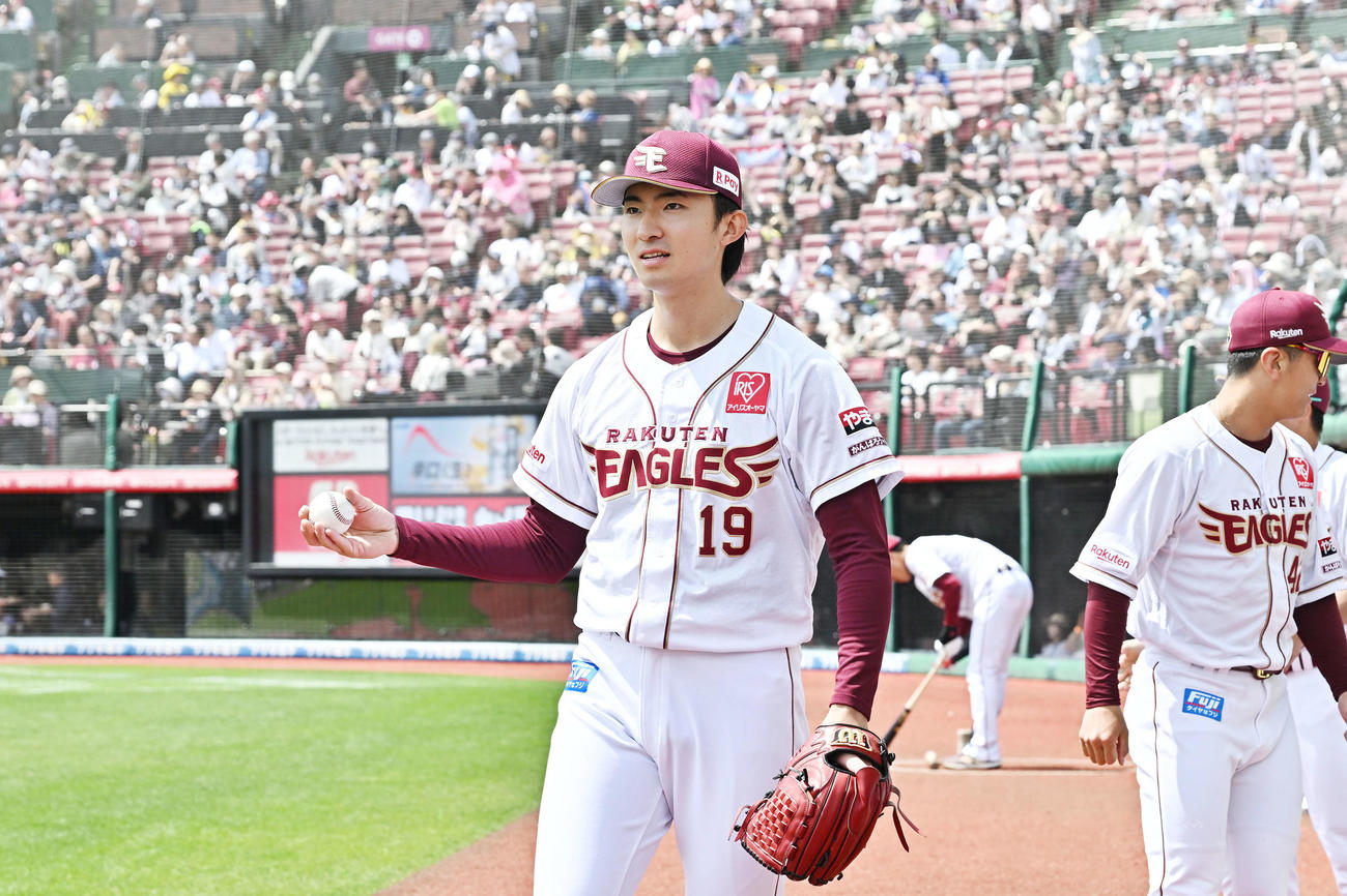 楽天対ソフトバンク　1回裏楽天2死一、二塁、鈴木大の2点適時三塁打で先制し笑顔の荘司（撮影・滝沢徹郎）