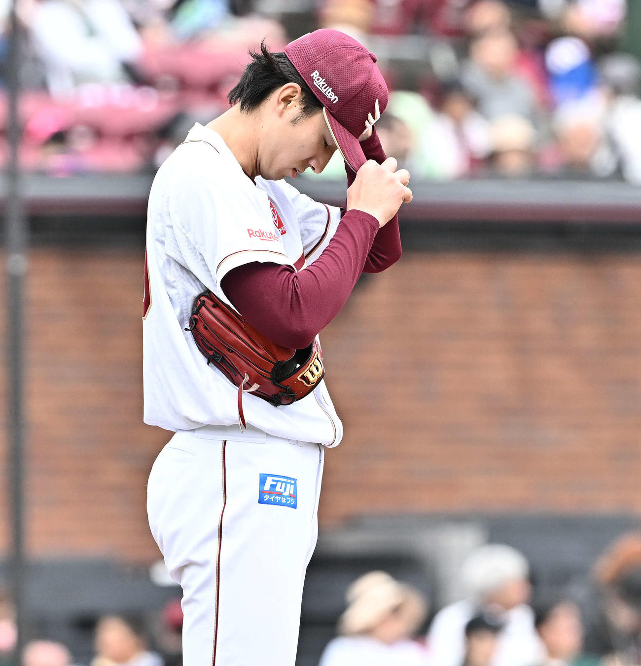 楽天対ソフトバンク　5回表ソフトバンク1死二塁、山川に適時二塁打を許した荘司（撮影・滝沢徹郎）