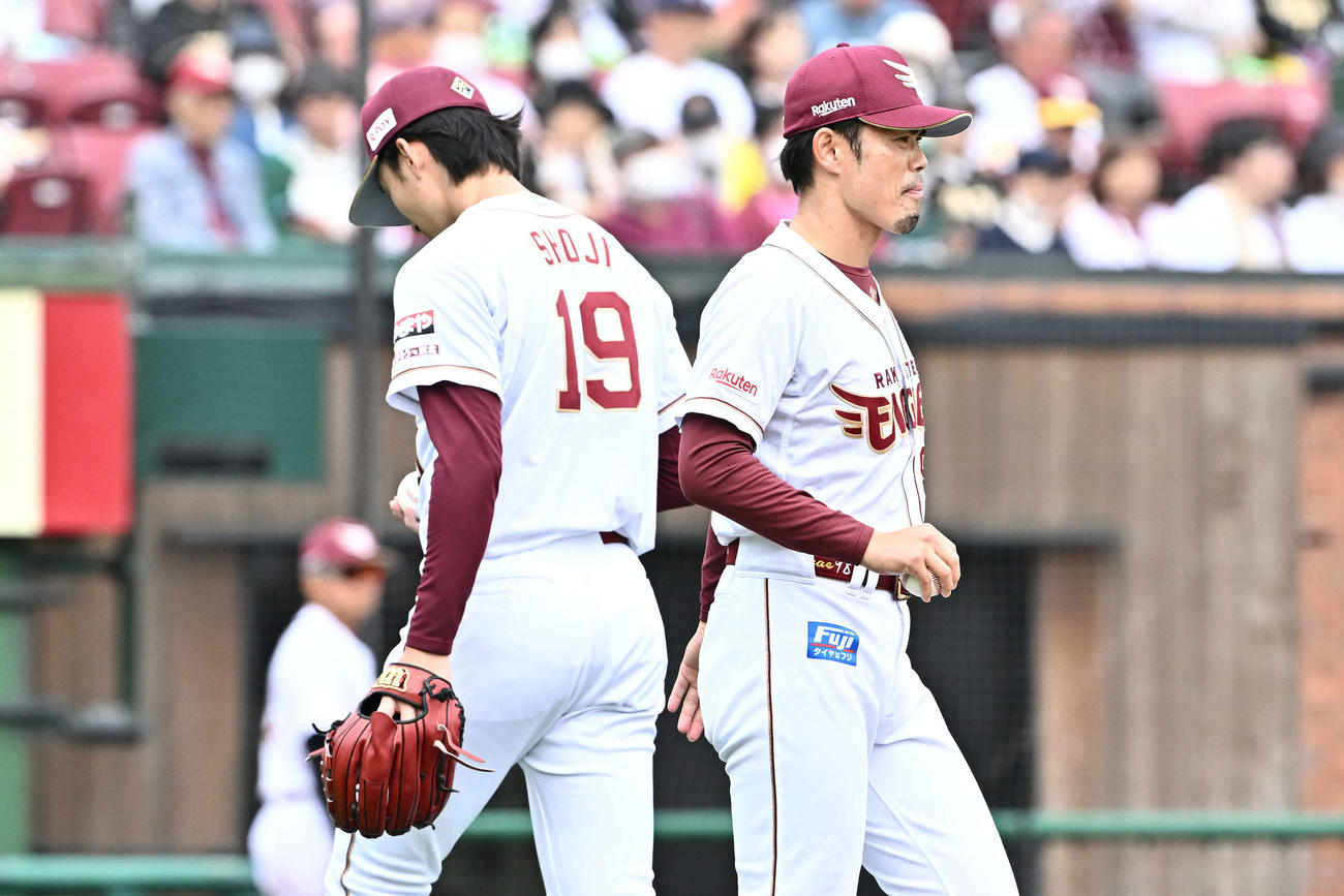 楽天対ソフトバンク　5回表、楽天今江監督（右）から交代を告げられベンチへ引き揚げる荘司（撮影・滝沢徹郎）
