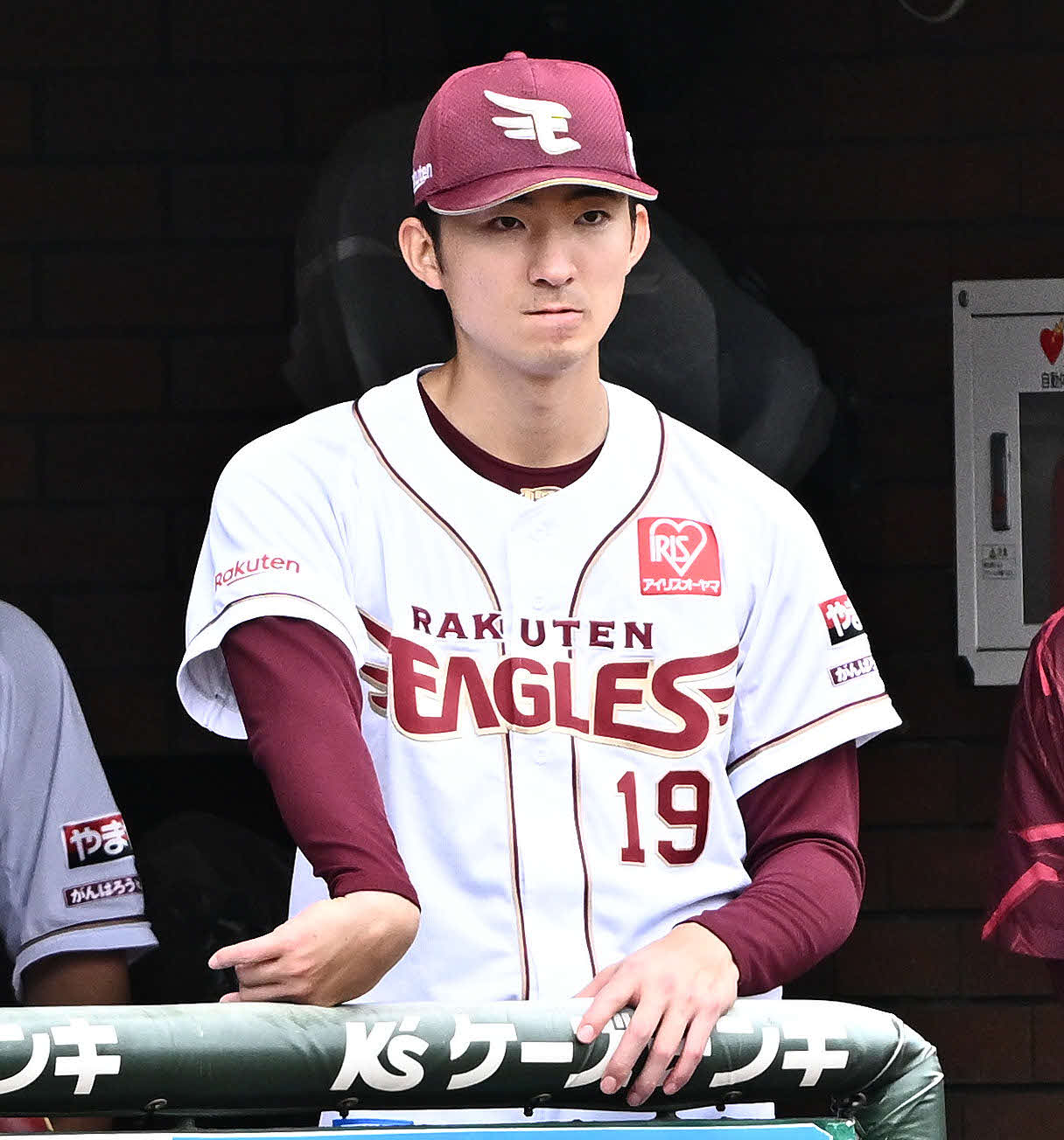 楽天対ソフトバンク　5回表、交代しベンチから戦況を見つめる楽天荘司（撮影・滝沢徹郎）