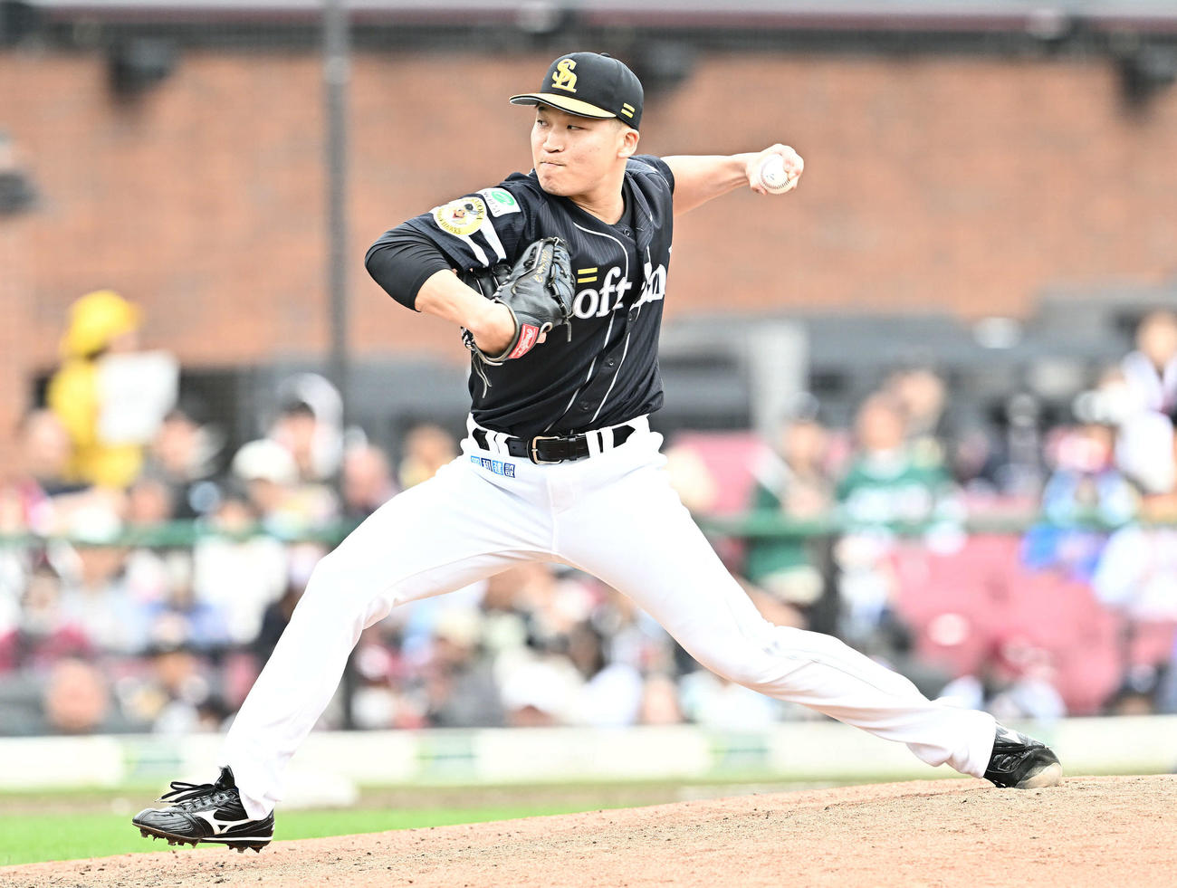 楽天対ソフトバンク　4回裏途中からソフトバンク2番手で登板する長谷川（撮影・滝沢徹郎）