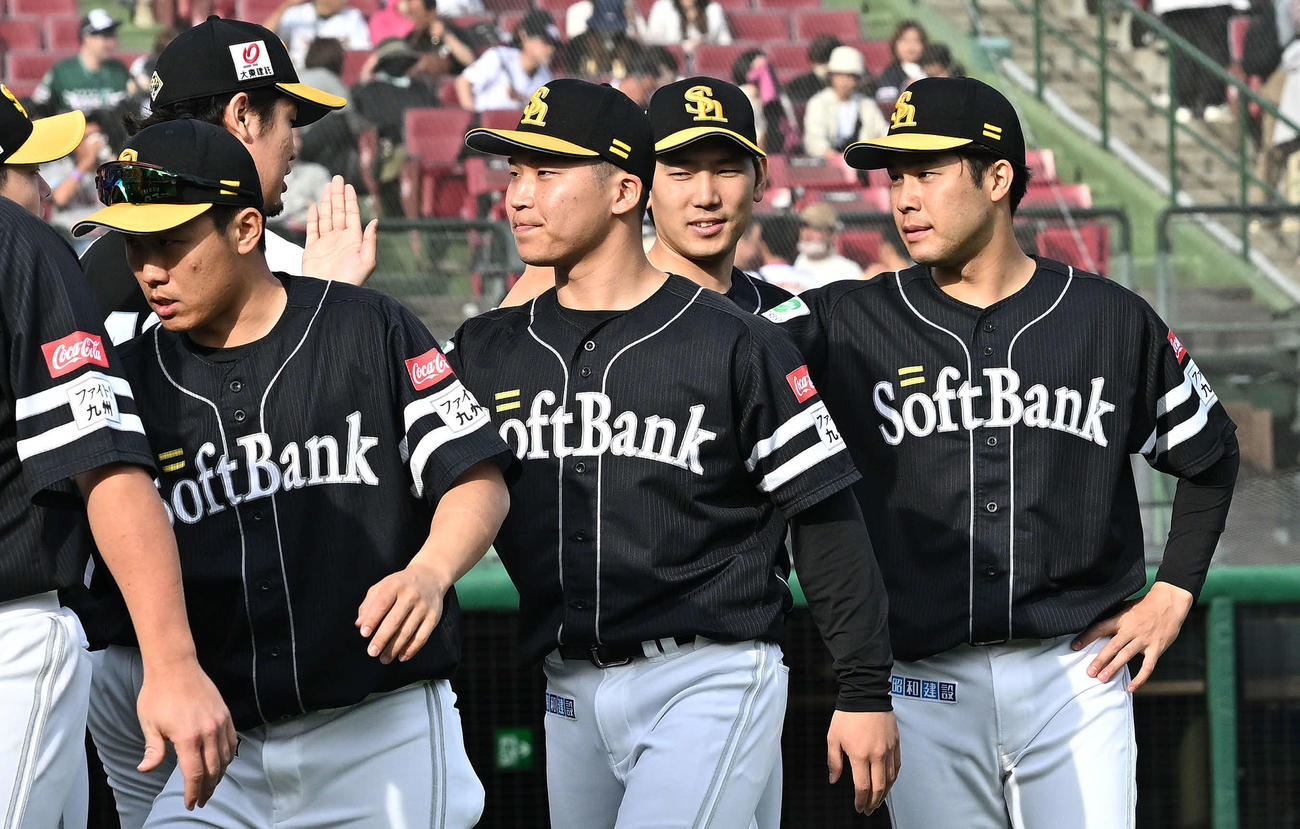 楽天対ソフトバンク　試合後、チームメートとタッチをかわす勝利投手のソフトバンク長谷川（前列中央）（撮影・滝沢徹郎）