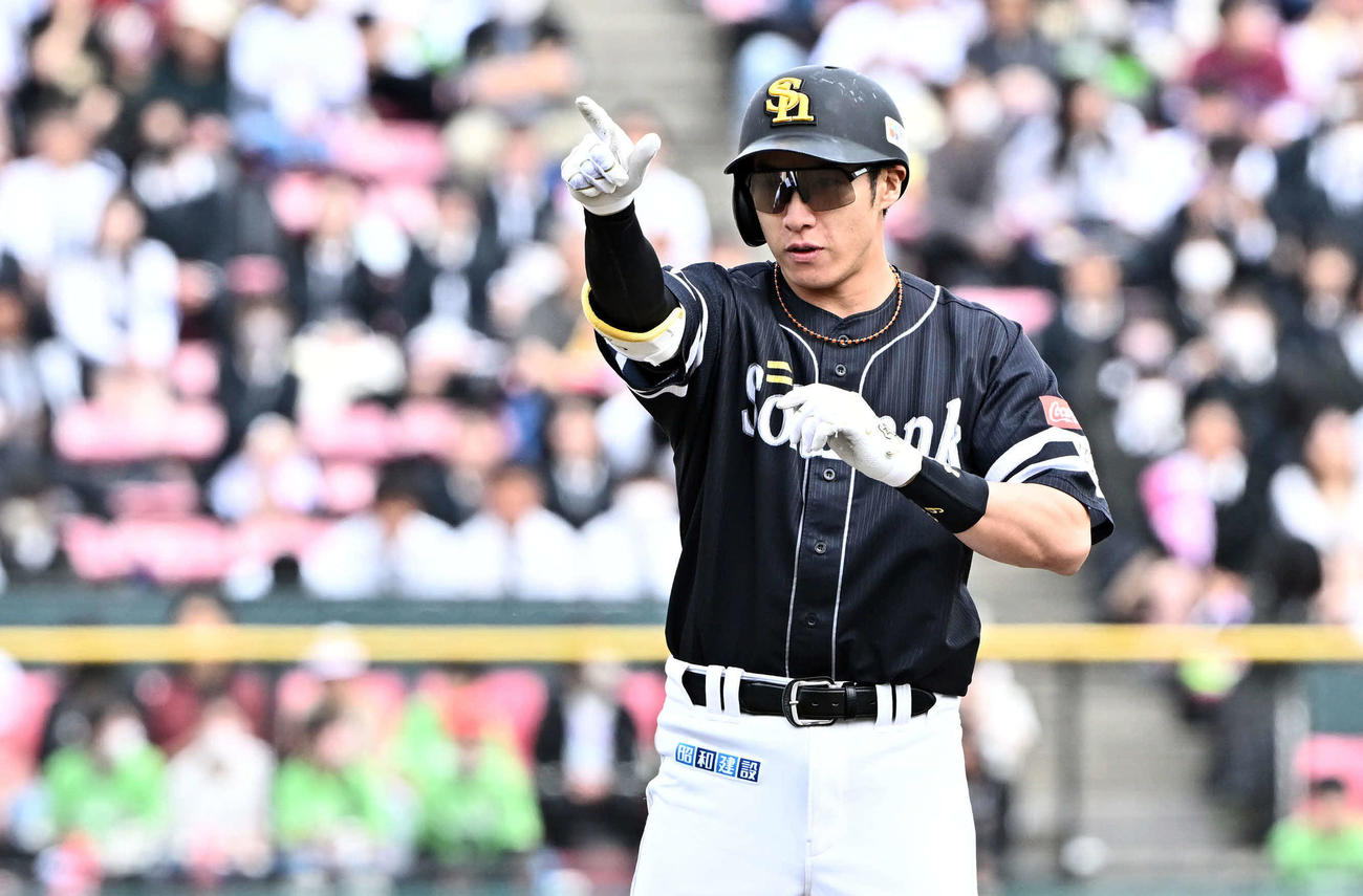 楽天対ソフトバンク　5回表ソフトバンク1死二、三塁、柳田は右翼に2点適時二塁打を放ちベンチへ向かってポーズを決める（撮影・滝沢徹郎）