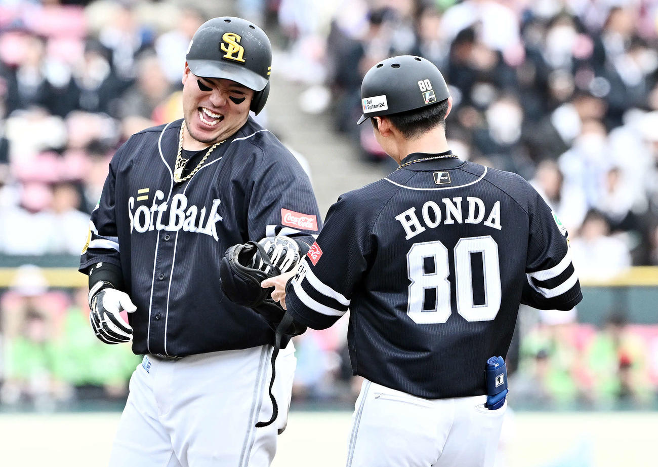 楽天対ソフトバンク　5回表ソフトバンク1死二塁、適時二塁打を放った山川（左）は笑顔を見せる（撮影・滝沢徹郎）