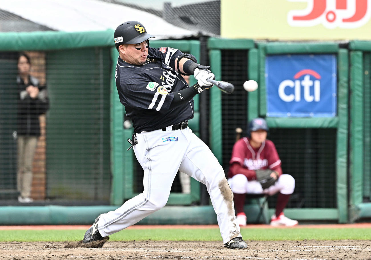 楽天対ソフトバンク　5回表ソフトバンク1死二塁、山川は左翼に適時二塁打を放つ（撮影・滝沢徹郎）