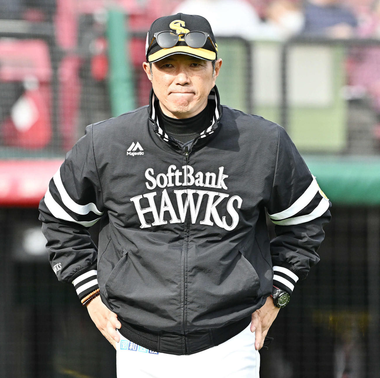 楽天対ソフトバンク　交代を告げるソフトバンク小久保監督（撮影・滝沢徹郎）