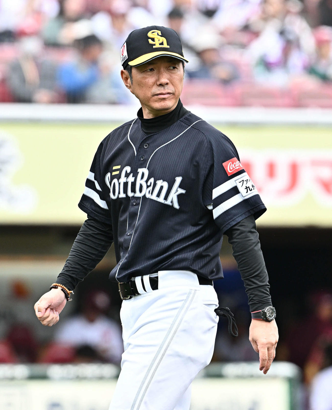楽天対ソフトバンク　交代を告げベンチへ引き揚げるソフトバンク小久保監督（撮影・滝沢徹郎）