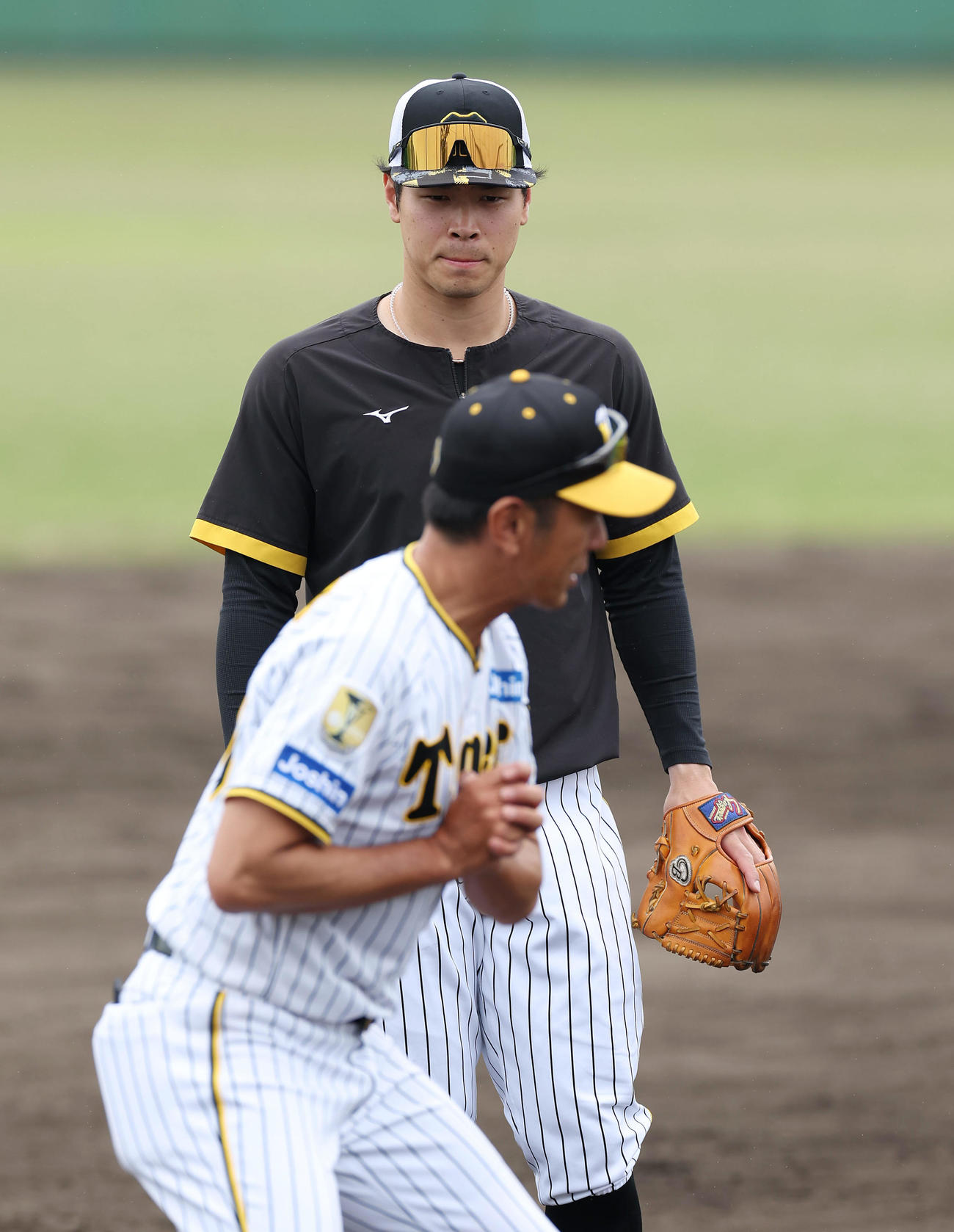 2軍に降格し、阪神田中コーチ（手前）から指導を受ける佐藤輝（撮影・前田充）