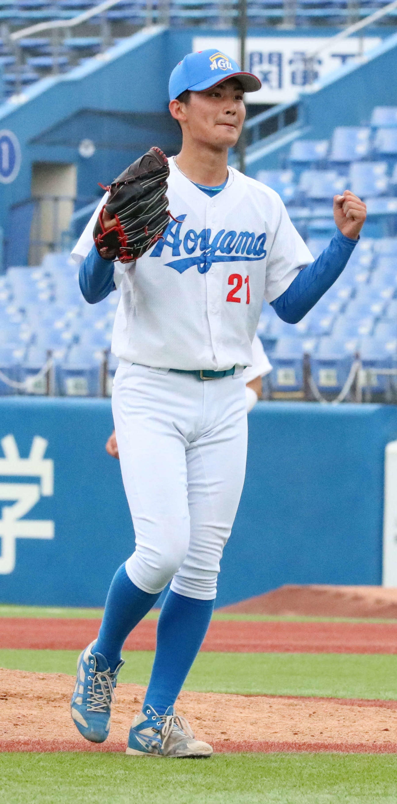 青学大対日大　完封勝利を飾りガッツポーズする青学大・児玉（撮影・水谷京裕）