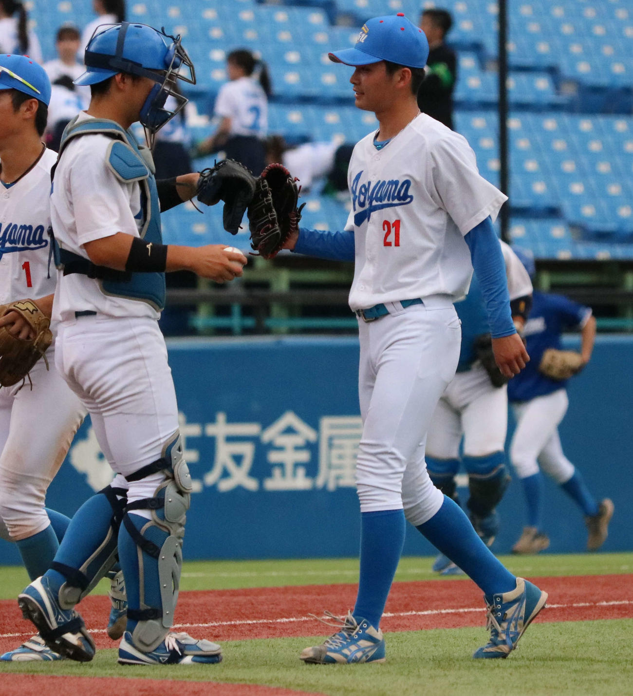 青学大対日大　自身初の完封勝利で捕手の渡部（左）とハイタッチする青学大・児玉（撮影・塚本光）