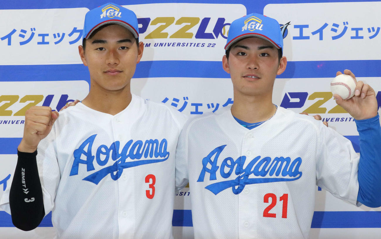 青学大対日大　肩を組む先制適時打の青学大・西川（左）と完封勝利の児玉（撮影・塚本光）
