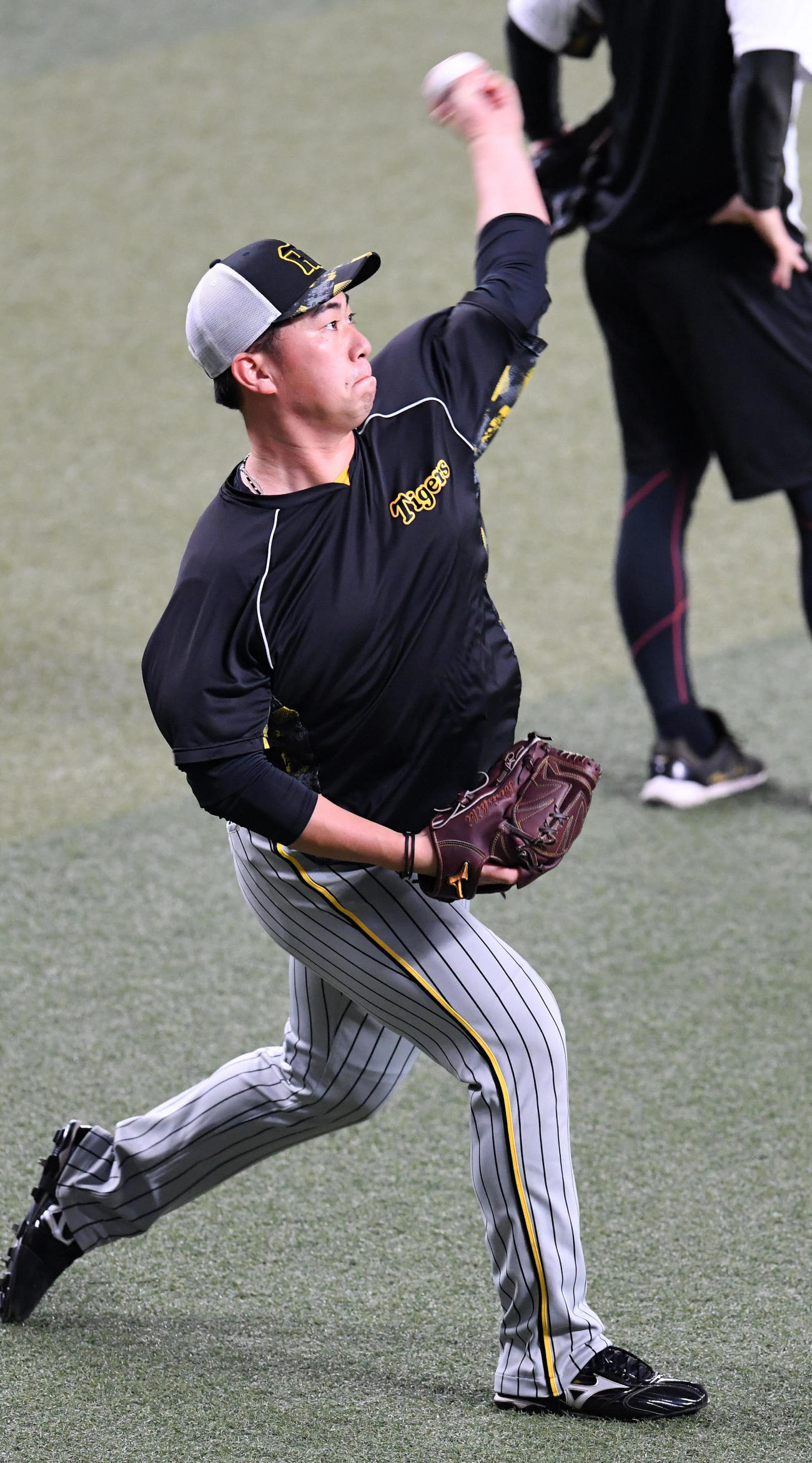 中日対阪神　キャッチボールを行う桐敷（撮影・前岡正明）