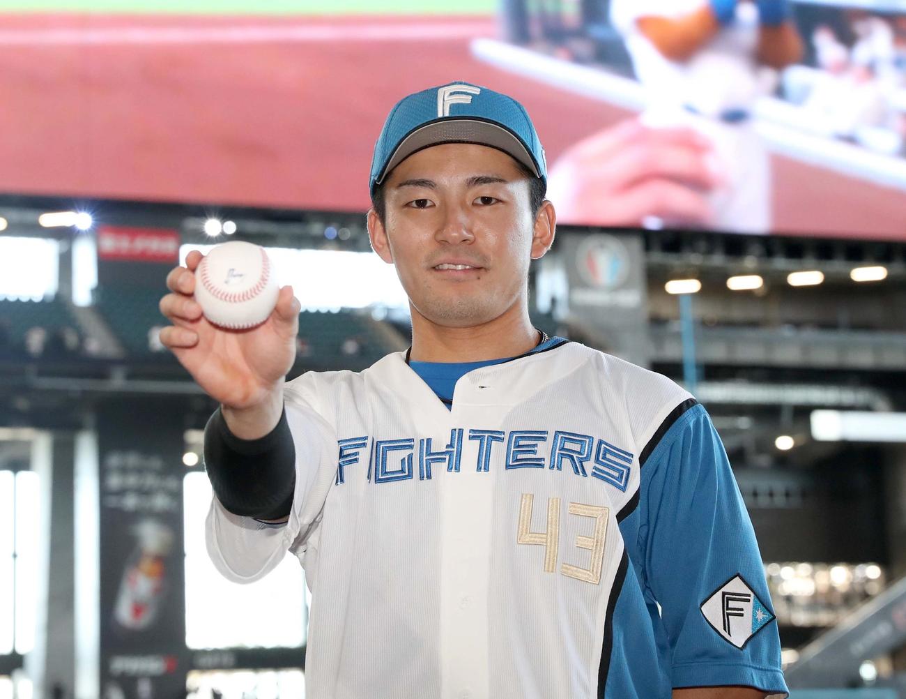 日本ハム対西武　プロ初本塁打を放った水野は記念球を手に笑顔（撮影・黒川智章）