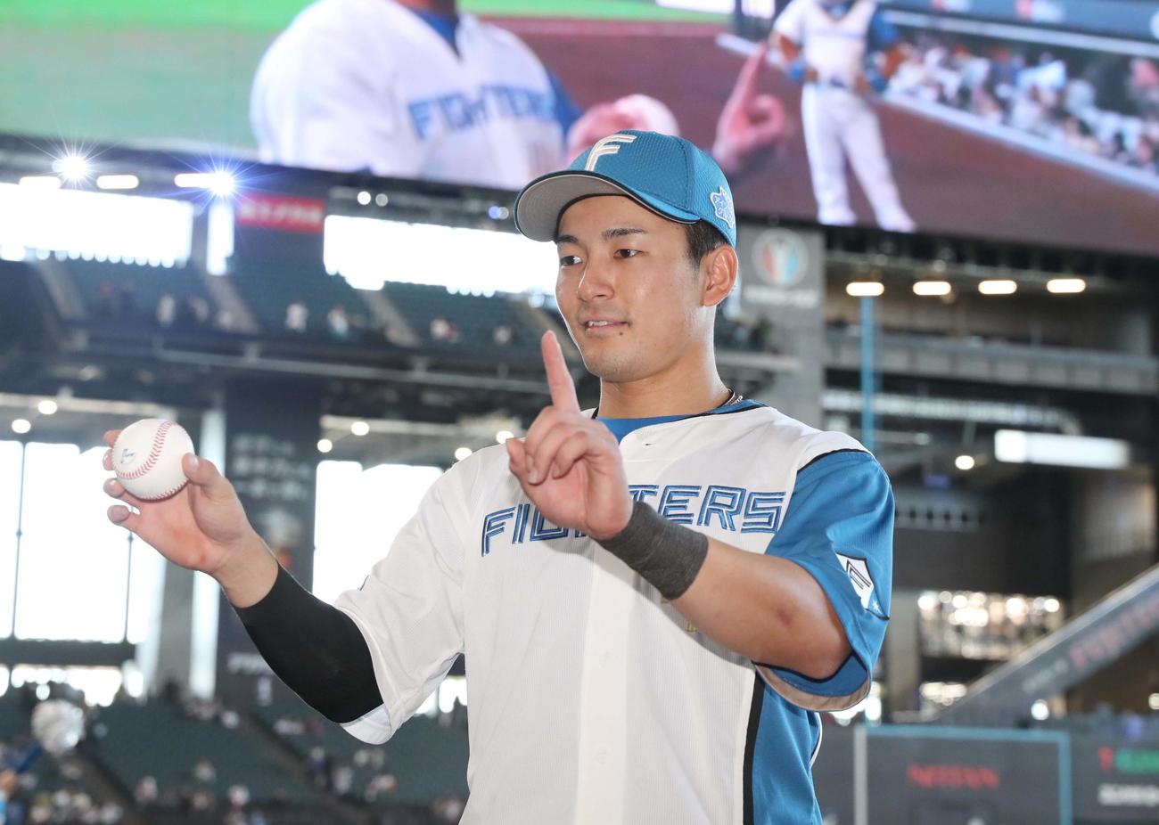 日本ハム対西武　プロ初本塁打を放った水野は記念球を手に笑顔（撮影・黒川智章）