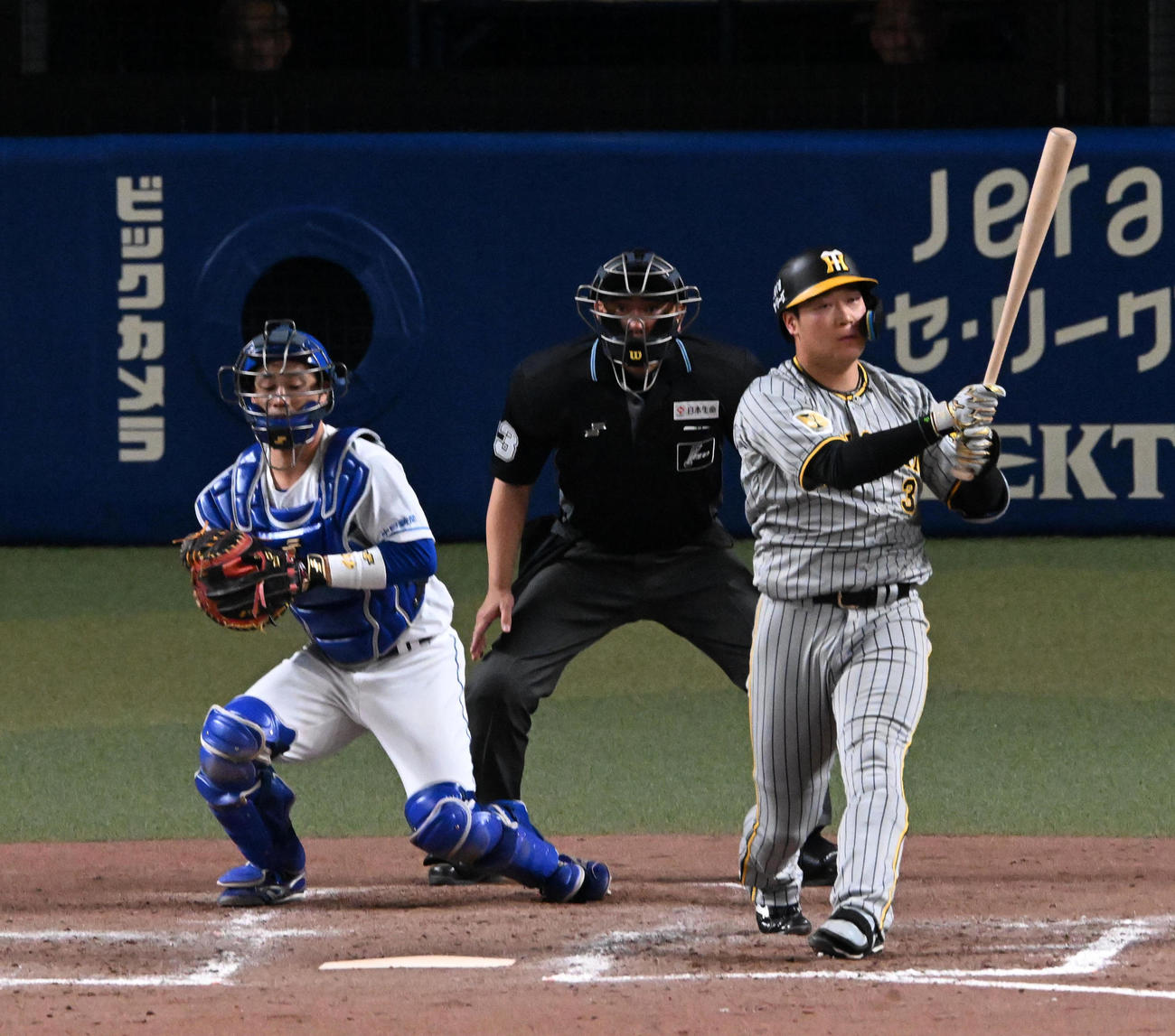 中日対阪神　9回表阪神無死一、二塁、大山は空振り三振に倒れる（撮影・前岡正明）