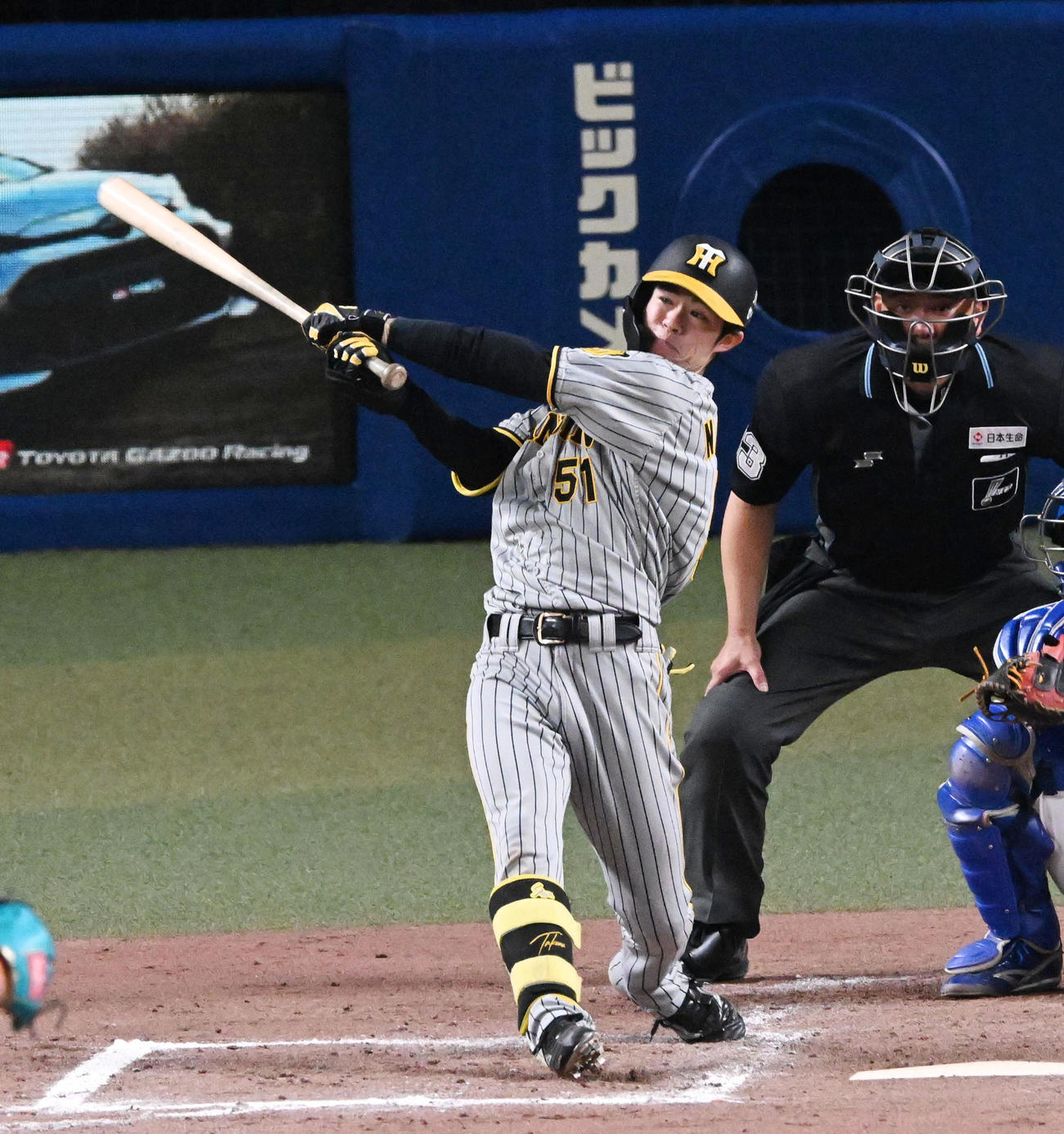 中日対阪神　9回表阪神無死、中野は右二塁打を放つ（撮影・前岡正明）