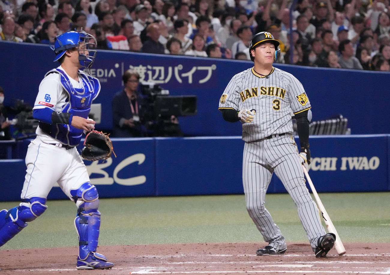 中日対阪神　9回表阪神無死一、二塁、三振に倒れる大山（右）（撮影・森本幸一）