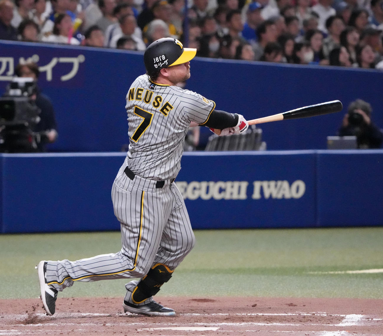 中日対阪神　9回表阪神1死一、二塁、中飛に倒れるノイジー（撮影・森本幸一）