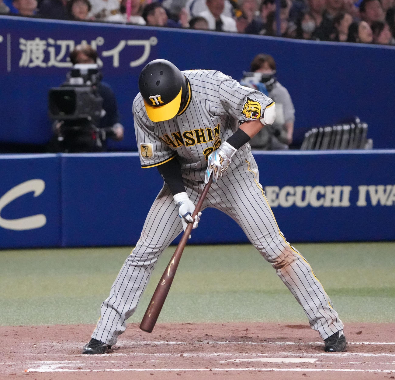 中日対阪神　9回表阪神2死二、三塁、三振に倒れる渡辺（撮影・森本幸一）