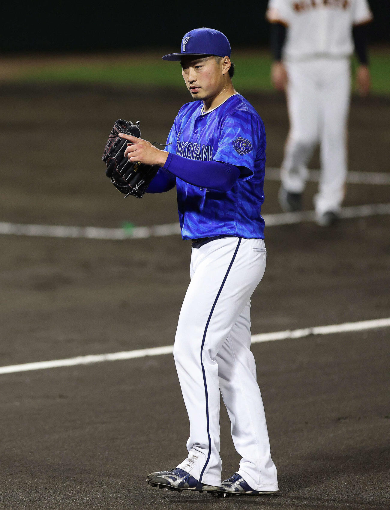 巨人対DeNA 6回裏巨人2死一塁、長野を空振り三振に仕留める石田健（撮影・河田真司）