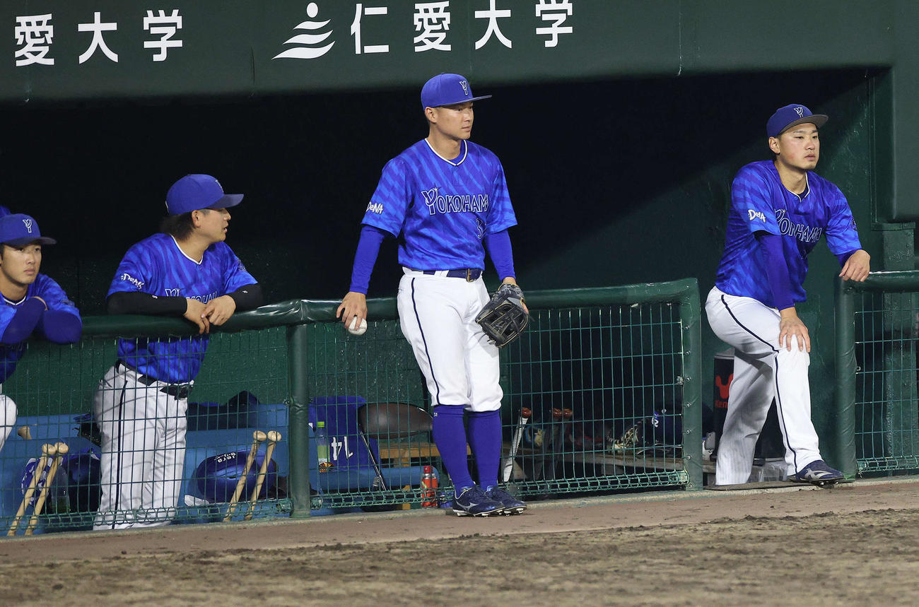 巨人対DeNA 7回裏巨人1死、降板する石田健（右）（撮影・河田真司）
